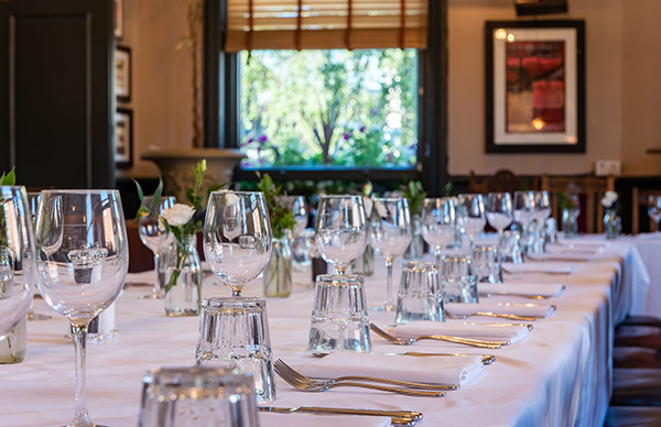 whitehorsesw6-groupbookings-img-groupdining.jpg